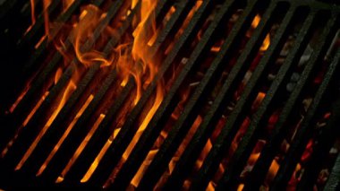 Hot Grill Grate 'in Süper Yavaş Çekimi Parlayan Közler ve Alevler ile 1000 fps' te. Yüksek Hız Sinema Kamerası, 4K.