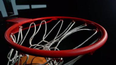 Basketbol topunun süper yavaş hareketi Hoop Net 'ten 1000fps hızla geçiyor. Yüksek Hız Sinema Kamerası, 4K.