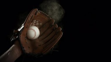 Ultra Yavaş Hareket Beyzbol Yakalayışı. Top 1000fps 'te Eldiven' e iniyor. Yüksek Hız Sinema Kamerası, 4K.