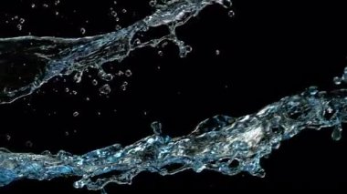 Uçan bir suyun yüksek hızda görüntüsü yavaş çekimde, siyah arka planda izole edilmiş. Birleşiklik için ideal, reklamlar, kozmetik ürünleri ve içecek görselleri. 4K çözünürlükte 1000Fps 'de çekilmiştir..