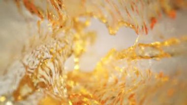 Uçan Altın Sıvı 'nın Süper Yavaş Çekimi Işık Arkaplan' daki Kameraya doğru 1000fps hızla sıçradı. Yüksek Hız Sinema Kamerası, 4K.