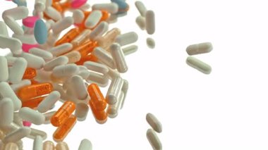 Beyaz Masa 'ya 1000fps hızla düşen çeşitli hapların Süper Yavaş Hareketi. Yüksek Hız Sinema Kamerası, 4K.