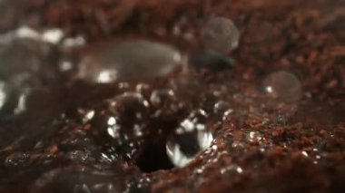 Süper Yavaş Sinema Detaylı Demleme Kahve Çekimi. Sıcak suyla birlikte. 4K 'da Yüksek Hız Sinema Kamerası ile çekildi..