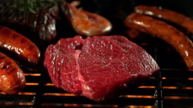Süper Yavaş Çekim Çiğ Biftek Et Atışı Alevler ve Közlerle Sıcak Izgaraya Düşüyor. Yüksek Hız Sinema Kamerası, 4K.