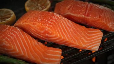 Somon filetosunun Süper Yavaş Çekimi 1000fps 'te Fired Up Grill' de. Yüksek Hız Sinema Kamerası, 4K.