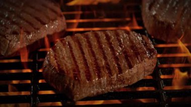 Süper Yavaş Çekim Biftek Atışı 1000fps 'te Ateş Altında Izgara ve Kamera Hareketi. Yüksek Hız Sinema Kamerası, 4K.