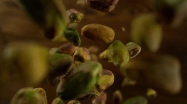 Peeled Pistachio Fındıklarının Süper Yavaş Çekimi. Kameranın etrafında 300 metrede düşüyor. Yüksek Hız Sinema Kamerası, 4K.