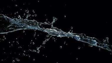Uçan bir suyun yüksek hızda görüntüsü yavaş çekimde, siyah arka planda izole edilmiş. Birleşiklik için ideal, reklamlar, kozmetik ürünleri ve içecek görselleri. 4K çözünürlükte 1000Fps 'de çekilmiştir..