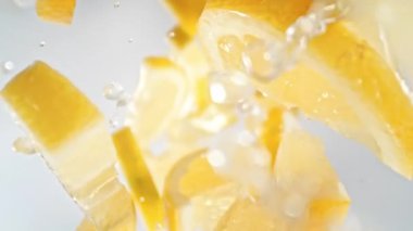 Taze Limon Dilimleri ve Düşüren Damlalar 'ın Süper Yavaş Çekimi. Kamera lenslerine doğru 1000 fps hızla uçuyor. Yüksek Hız Sinema Kamerası, 4k.