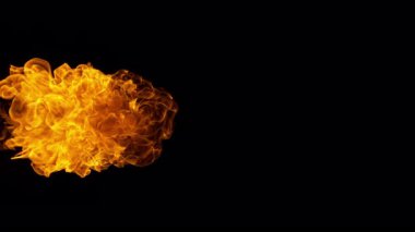 Süper Yavaş Ateş Patlaması Kara Arkaplan 'da izole edildi. 4K 'de yüksek hızlı sinema kamerasıyla çekilmiş..