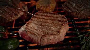 150 metrede Mangalda Kıymalı Biftek ve Kamera Hareketi 'nin Süper Yavaş Çekimi. Yüksek Hız Sinema Kamerası, 4K.