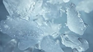 Buz Parçalarının Süper Yavaş Çekimi Işık Soğuk Arkaplan 'daki Kameraya doğru 1000fps hızla uçuyor. 4K 'da Yüksek Hız Sinema Kamerası ile çekildi..