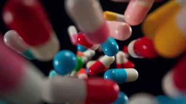 Siyah Arkaplanda Düşen Renkli Hapların Süper Yavaş Hareketi, 1000fps. Yüksek Hız Sinema Kamerası, 4K.