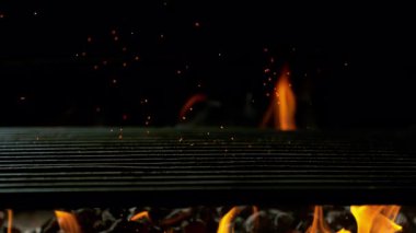 Hot Grill Grate 'in Süper Yavaş Çekimi. Alevler ve Parlayan Közlerle birlikte. Yüksek Hız Sinema Kamerası, 4K.