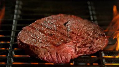 Lezzetli Biftek Etinin Süper Yavaş Çekimi 1000fps 'te, kızgın ızgaraya düşüyor. Yüksek Hız Sinema Kamerası, 4K.