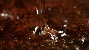 Süper Yavaş Hareket Detay Çekimi. Sıcak suyla birlikte 300 metrede demlenen öğütülmüş kahve. 4K 'da Yüksek Hız Sinema Kamerası ile çekildi..