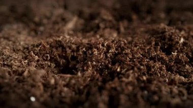 Süper Yavaş Hareket Ayrıntılı Vuruşlar Düşen Düşen ve Toprak Substrat 'a Sıçrayan. Yüksek Hız Sinema Kamerası, 4K.