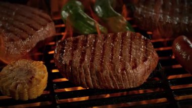 Süper Yavaş Çekim Biftek Atışı 1000fps 'te Ateş Altında Izgara ve Kamera Hareketi. Yüksek Hız Sinema Kamerası, 4K.