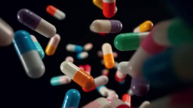 Siyah Arkaplanda Düşen Renkli Hapların Süper Yavaş Hareketi, 1000fps. Yüksek Hız Sinema Kamerası, 4K.