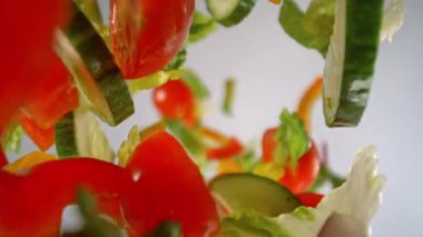 Düşen Taze Salata 'nın Süper Yavaş Çekimi. Yüksek Hız Sinema Kamerası, 4K.