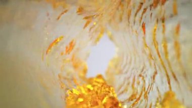 Işık Arkaplanda Altın Sıvı Yuvarlak Akımın Süper Yavaş Çekimi, 1000fps. Yüksek Hız Sinema Kamerası, 4K.