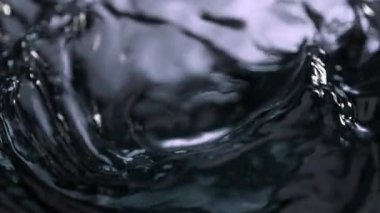 Karanlık Su Dalgalanma Arkaplanı 'nın Süper Yavaş Çekimi, 1000fps. Yüksek Hız Sinema Kamerası, 4K.