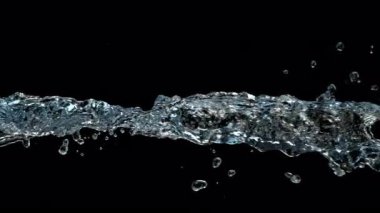 Uçan bir suyun yüksek hızda görüntüsü yavaş çekimde, siyah arka planda izole edilmiş. Birleşiklik için ideal, reklamlar, kozmetik ürünleri ve içecek görselleri. 4K çözünürlükte 1000Fps 'de çekilmiştir..