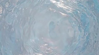 Süper Yavaş Hareket Soyut Çekimi Hafif Dalgalanan Açık Mavi Su Arkaplanı, 1000 fps yükseklikte. Yüksek Hız Sinema Kamerası, 4K.