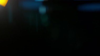 Gerçek Çekilmiş Anamorfik Lens Kara Arkaplanda Süper Yavaş Çekimde Alevli Lens Geçişi. Yüksek Hız Sinema Kamerası, 4K.