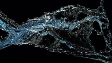 Uçan bir suyun yüksek hızda görüntüsü yavaş çekimde, siyah arka planda izole edilmiş. Birleşiklik için ideal, reklamlar, kozmetik ürünleri ve içecek görselleri. 4K çözünürlükte 1000Fps 'de çekilmiştir..