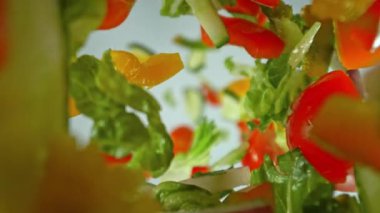 Düşen Taze Salata 'nın Süper Yavaş Çekimi. Yüksek Hız Sinema Kamerası, 4K.