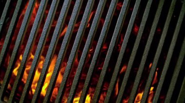 Hot Grill Grate 'in Süper Yavaş Çekimi Parlayan Közler ve Alevler ile 1000 fps' te. Yüksek Hız Sinema Kamerası, 4K.