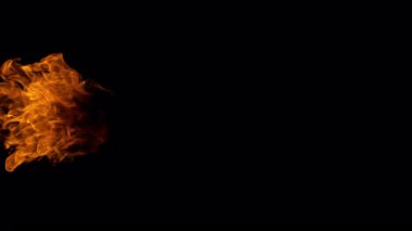 Süper Yavaş Ateş Patlaması Kara Arkaplan 'da izole edildi. 4K 'de yüksek hızlı sinema kamerasıyla çekilmiş..