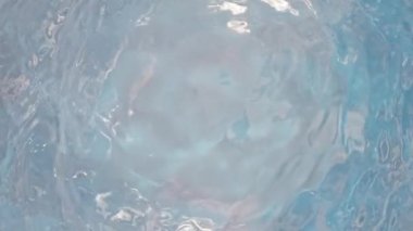 Süper Yavaş Hareket Soyut Çekimi Hafif Dalgalanan Açık Mavi Su Arkaplanı, 1000 fps yükseklikte. Yüksek Hız Sinema Kamerası, 4K.