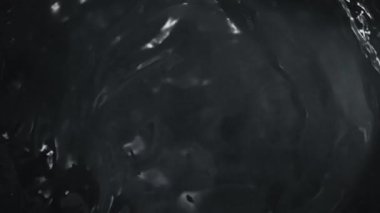 Süper Yavaş Çekim Soyut Çekim Nazikçe Dalgalanan Karanlık Su Arkaplanı, 1000 fps yükseklikte. Yüksek Hız Sinema Kamerası, 4K.