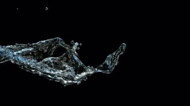 Uçan bir suyun yüksek hızda görüntüsü yavaş çekimde, siyah arka planda izole edilmiş. Birleşiklik için ideal, reklamlar, kozmetik ürünleri ve içecek görselleri. 4K çözünürlükte 1000Fps 'de çekilmiştir..