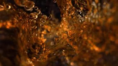 Altın Sıvı 'nın İçindeki Süper Yavaş Hareket Kara Arkaplan' a 1000 fp 'de sıçradı. Yüksek Hız Sinema Kamerası, 4K.