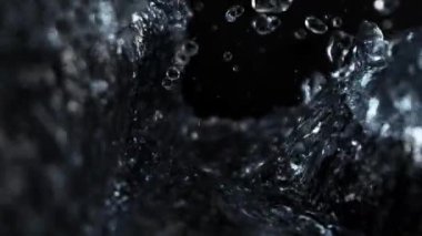 Süper Yavaş Çekim Saf Su Sıçrayan Kamera Etrafında Süzülen Sahne Siyah 300 fps 'te. Yüksek Hız Sinema Kamerası, 4K.