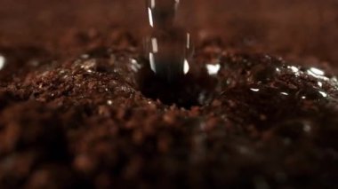 Süper Yavaş Hareket Detay Çekimi. Sıcak suyla birlikte 300 metrede demlenen öğütülmüş kahve. 4K 'da Yüksek Hız Sinema Kamerası ile çekildi..