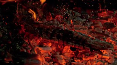 Yanan Odunların Parlayan Közlere Düşüşü ve Kıvılcımlar İçin Süper Yavaş Hareketi. Yüksek Hız Sinema Kamerası, 4k.