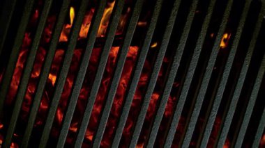 Hot Grill Grate 'in Süper Yavaş Çekimi Parlayan Közler ve Alevler ile 1000 fps' te. Yüksek Hız Sinema Kamerası, 4K.