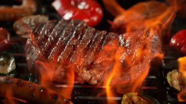 Süper Yavaş Çekim Biftek Etli Izgara 'da Kamera Hareketi ve Alevleri ile 300 fite ayarlandı. Yüksek Hız Sinema Kamerası, 4K.
