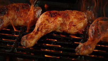 Süper Yavaş Çekim Tavuk Bacağı Ateş Altında Mangalda Kamera Hareketi 'nin 1000fps hızında. Yüksek Hız Sinema Kamerası, 4K.