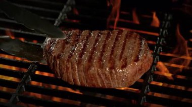 150 metrede Mangalda Kıymalı Biftek ve Kamera Hareketi 'nin Süper Yavaş Çekimi. Yüksek Hız Sinema Kamerası, 4K.