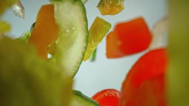 Düşen Taze Salata 'nın Süper Yavaş Çekimi. Yüksek Hız Sinema Kamerası, 4K.