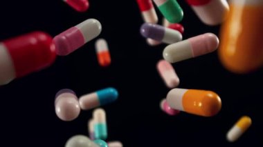 Siyah Arkaplanda Düşen Renkli Hapların Süper Yavaş Hareketi, 1000fps. Yüksek Hız Sinema Kamerası, 4K.