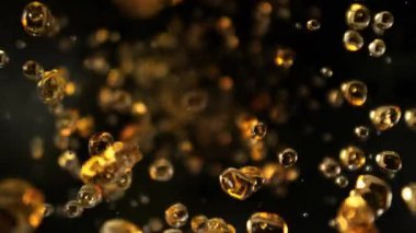 Kara Arkaplanda Uçan Altın Sıvı Damlalarının Süper Yavaş Çekimi. Yüksek Hız Sinema Kamerası, 4K.