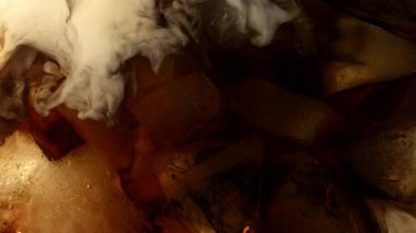 Dondurmayı buzlu kahvenin içine 1000 fite koymanın Süper Yavaş Çekimi. Yüksek Hız Sinema Kamerası, 4k.