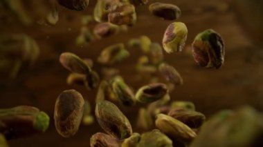 Peeled Pistachio Fındıklarının Süper Yavaş Çekimi. Kameranın etrafında 300 metrede düşüyor. Yüksek Hız Sinema Kamerası, 4K.