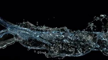 Uçan bir suyun yüksek hızda görüntüsü yavaş çekimde, siyah arka planda izole edilmiş. Birleşiklik için ideal, reklamlar, kozmetik ürünleri ve içecek görselleri. 4K çözünürlükte 1000Fps 'de çekilmiştir..